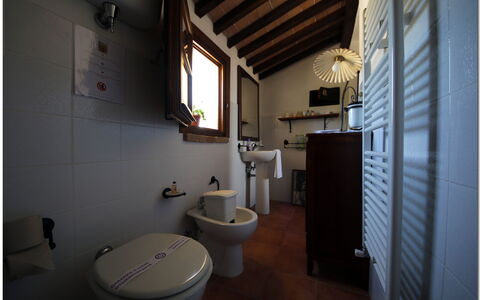 Villetta Di Cortona: Habitación, Propiedad, Baño, Baño, Arreglo De Tubería, Arquitectura, Diseño De Interiores, Casa, Edificio, Bidé