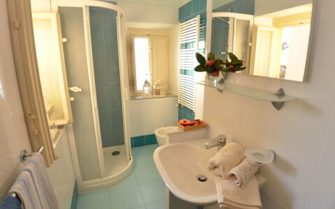 San Michele: Baño, Habitación, Propiedad, Mueble De Baño, Accesorio De Baño, Casa, Casa, Edificio, Diseño De Interiores, Bienes Raíces