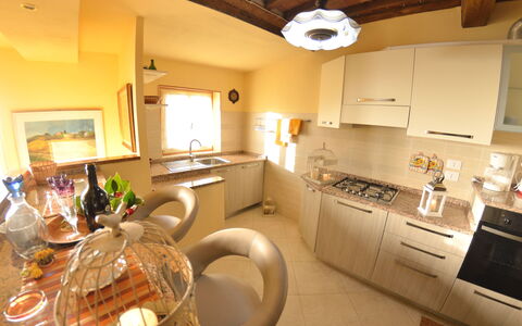 San Michele: Mostrador, Habitación, Propiedad, Diseño De Interiores, Cocina, Edificio, Mueble, Gabinetes, Casa, Bienes Raíces