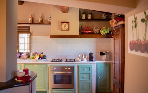 Villa Solaria: Gabinetes, Mostrador, Propiedad, Edificio, Cocina, Diseño De Interiores, Madera, Aparato De Cocina, Naranja, Piso