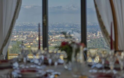 Villa Solaria: Vajilla, Edificio, Stemware, Drinkware, Cielo, Copa De Vino, Textil, Ventana, Rascacielos, Diseño De Interiores