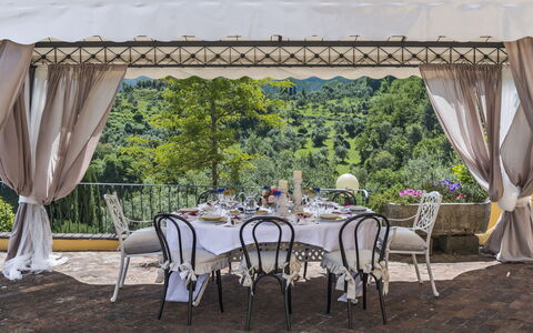 Villa Solaria: Propiedad, Mueble, Manteles, Habitación, Diseño De Interiores, Cortina, Pabellón, Mesa, Sombra, Bienes Raíces