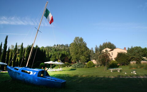 Agriturismo Girasole: Cielo, Barco, Bandera, Transporte De Agua, Vehículo, Árbol, Watercraft, Río, Paisaje, Lago