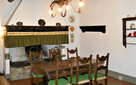 Agriturismo Girasole: Habitación, Propiedad, Comedor, Mueble, Diseño De Interiores, Edificio, Mesa, Casa, Techo, Suelo