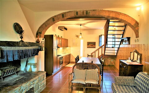 Agriturismo Girasole: Habitación, Propiedad, Edificio, Diseño De Interiores, Mueble, Techo, Casa, Bienes Raíces, Arquitectura, Arco