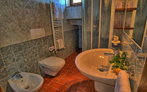 Sole Nel Prato: Baño, Habitación, Propiedad, Loseta, Diseño De Interiores, Grifo, Pared, Suelo, Bidé, Lavabo