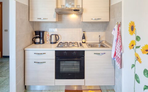 Olivi Del Mesco - Levanto: Habitación, Propiedad, Cocina, Gabinetes, Mueble, Estufa De Cocina, Amarillo, Electrodoméstico, Mostrador, Diseño De Interiores