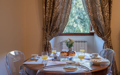 Il Marchese Di Ronta: Habitación, Comedor, Propiedad, Restaurante, Amarillo, Diseño De Interiores, Mesa, Mueble, Cortina, Comida