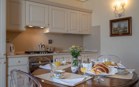 Il Marchese Di Ronta: Habitación, Propiedad, Mostrador, Cocina, Mueble, Gabinetes, Diseño De Interiores, Edificio, Bienes Raíces, Casa