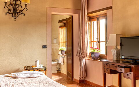 Borgo Gerlino: Habitación, Propiedad, Mueble, Diseño De Interiores, Edificio, Habitación, Pared, Suite, Cama, Amarillo