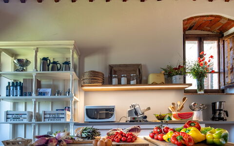 Borgo Gerlino: Habitación, Diseño De Interiores, Estante, Mostrador, Propiedad, Casa, Mueble, Desayuno Tardío, Edificio, Cocina