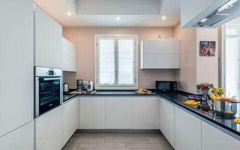 Villa Le Terme: Mostrador, Habitación, Propiedad, Cocina, Gabinetes, Mueble, Diseño De Interiores, Edificio, Techo, Amarillo