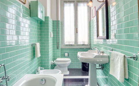 Apartment Mare Bello - Levanto: Baño, Habitación, Loseta, Propiedad, Turquesa, Púrpura, Diseño De Interiores, Grifo, Arreglo De Tubería, Arquitectura