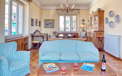 Apartment Mare Bello - Levanto: Mueble, Habitación, Propiedad, Habitación, Diseño De Interiores, Azul, Sábana, Cama, Turquesa, Lecho