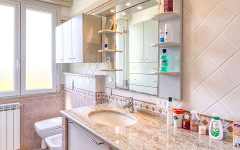 Giulia Apartment 2 - Levanto: Baño, Habitación, Propiedad, Diseño De Interiores, Mueble, Edificio, Loseta, Mostrador, Mueble De Baño, Casa