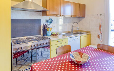 Giulia Apartment 2 - Levanto: Habitación, Propiedad, Cocina, Mueble, Amarillo, Casa, Diseño De Interiores, Edificio, Mostrador, Gabinetes