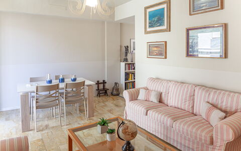 Giulia Apartment 2 - Levanto: Mesa, Mueble, Sofá, Marco, Propiedad, Madera, Encendiendo, Diseño De Interiores, Piso, Suelo