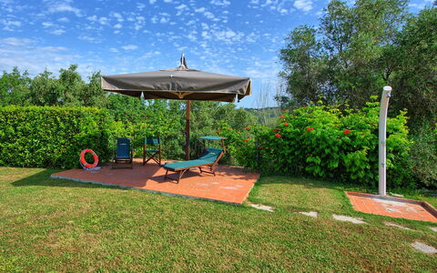 Casa Legoli: Propiedad, Bienes Raíces, Hierba, Árbol, Casa, El Terreno Del Lote, Yarda, Casa, Jardín, Cielo