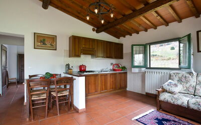 Luigi: Habitación, Propiedad, Edificio, Mueble, Techo, Haz, Casa, Suelo, Diseño De Interiores, Sala
