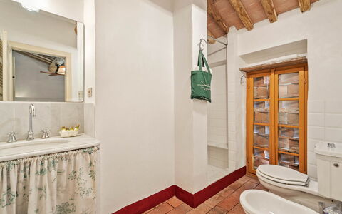 Bottino: Pared, Piso, Arreglo De Tubería, Baño, Diseño De Interiores, Lavabo Del Baño, Suelo, Lavabo, Techo, Plomería