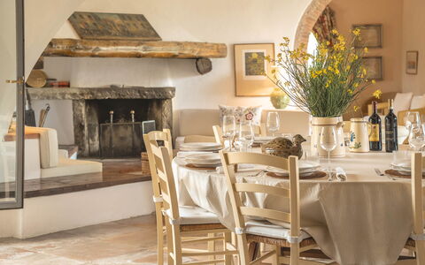 Camporempoli: Mueble, Diseño De Interiores, Mesa, Silla, Encendiendo, Cocina Y Comedor Mesa, Vajilla, Piso, Habitación, Comedor