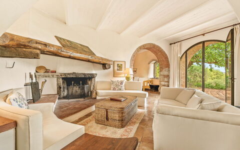 Camporempoli: Pared, Mueble, Arquitectura, Casa, Techo, Sala, Sofá, Villa, Silla