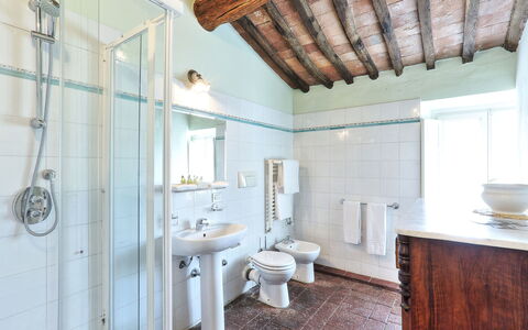 Casa Rosa: Propiedad, Baño, Habitación, Edificio, Bienes Raíces, Diseño De Interiores, Casa, Mueble, Suelo, Arquitectura