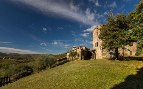 Casavecchia: Nube, Cielo, Planta, Edificio, Paisaje Natural, Árbol, Tierras Altas, Ventana, Casa, Hierba