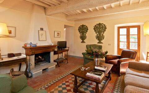 Casavecchia: Mueble, Marco, Propiedad, Mesa, Sofá, Planta, Ventana, Madera, Diseño De Interiores, Suelo