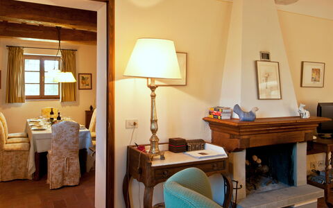 Casavecchia: Mueble, Mesa, Edificio, Ventana, Marco, Madera, Comodidad, Encendiendo, Lámpara, Suelo