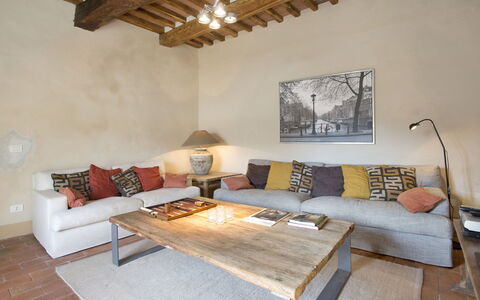 Chiodo: Habitación, Mueble, Propiedad, Sala, Diseño De Interiores, Mesa, Suelo, Edificio, Casa, Pared