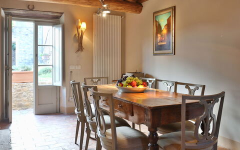 Chiodo: Habitación, Comedor, Propiedad, Mueble, Edificio, Mesa, Diseño De Interiores, Cocina Y Comedor Mesa, Bienes Raíces, Casa