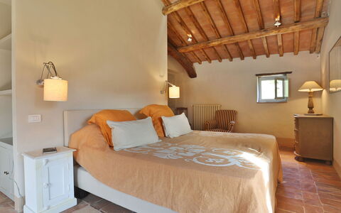 Chiodo: Habitación, Cama, Mueble, Habitación, Propiedad, Sábana, Marco De La Cama, Diseño De Interiores, Lecho, Colchón