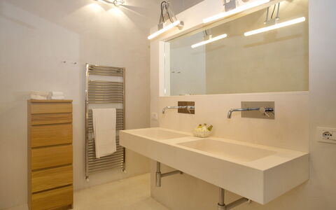 Chiodo: Habitación, Baño, Propiedad, Diseño De Interiores, Mueble, Edificio, Suelo, Arquitectura, Casa, Lavabo