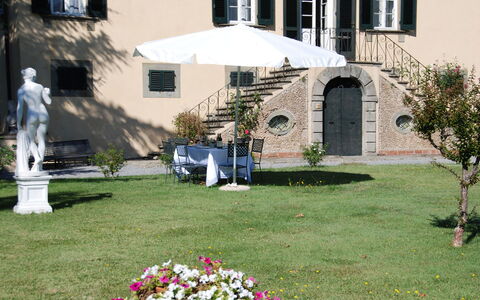 Fubbiano: Propiedad, Casa, Yarda, Césped, Patio Interior, Casa, Jardín, Edificio, Hierba, Paisajismo