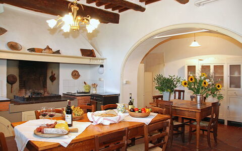 Fubbiano: Habitación, Propiedad, Edificio, Techo, Comedor, Diseño De Interiores, Mueble, Mesa, Casa, Bienes Raíces