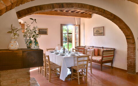 La Capanna: Mueble, Diseño De Interiores, Pared, Madera, Mesa, Piso, Silla, Cocina Y Comedor Mesa, Comedor, Encendiendo