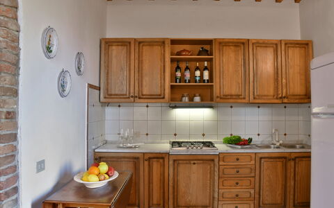 La Capanna: Cocina, Mostrador, Mueble, Gabinetes, Madera, Diseño De Interiores, Aparato De Cocina, Piso, Electrodoméstico, Alacena