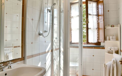 La Capanna: Baño, Arreglo De Tubería, Diseño De Interiores, Piso, Lavabo Del Baño, Madera, Suelo, Grifo, Plomería, Lavabo