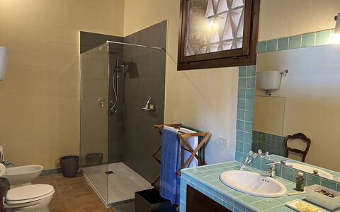 La Corte Di Campalli: Espejo, Propiedad, Lavabo, Arreglo De Tubería, Grifo, Lavabo Del Baño, Baño, Diseño De Interiores, Encendiendo, Púrpura