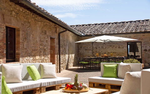 La Corte Di Campalli: Mesa, Planta, Mueble, Cielo, Propiedad, Nube, Sofá, Maceta, Planta De Casa, Sombra