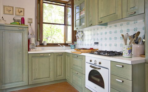 La Fonte: Mostrador, Gabinetes, Cocina, Habitación, Mueble, Propiedad, Suelo, Diseño De Interiores, Edificio, Estufa De Cocina