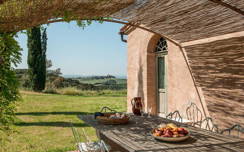 Lavacchio 12: Propiedad, Planta, Cielo, Madera, Ventana, Sombra, Arquitectura, Mesa, Edificio, Hierba