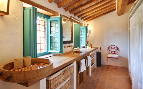 Macennere: Habitación, Propiedad, Edificio, Baño, Casa, Diseño De Interiores, Mueble, Techo, Bienes Raíces, Suelo