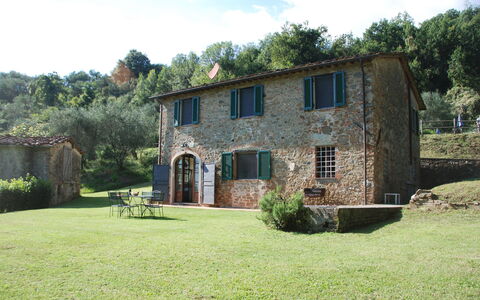 Magrini: Propiedad, Casa, Casa, Edificio, Bienes Raíces, Inmuebles, Cabaña, Casa De Campo, Yarda, Hierba