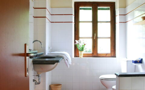 Magrini: Habitación, Baño, Propiedad, Edificio, Diseño De Interiores, Techo, Casa, Suelo, Arquitectura, La Luz Del Día