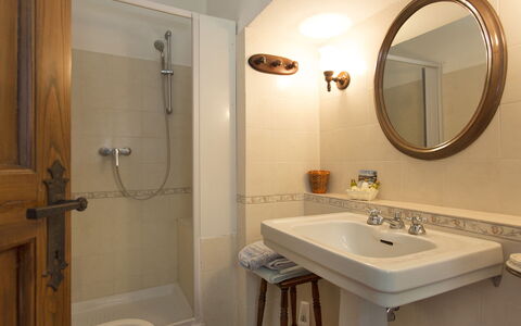 Malmantile: Baño, Habitación, Grifo, Propiedad, Lavabo, Lavabo Del Baño, Mueble De Baño, Accesorio De Baño, Diseño De Interiores, Pared