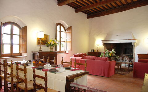 Malmantile: Edificio, Habitación, Propiedad, Diseño De Interiores, Restaurante, Mueble, Techo, Mesa, Casa, Arquitectura