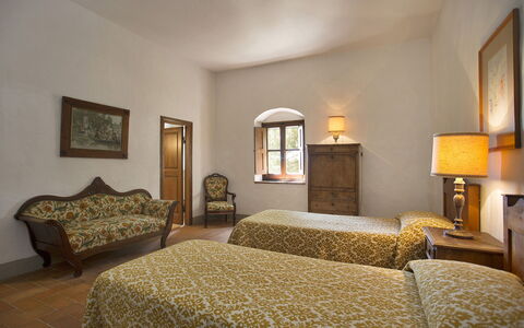 Malmantile: Habitación, Habitación, Mueble, Cama, Sábana, Propiedad, Diseño De Interiores, Marco De La Cama, Lecho, Edificio