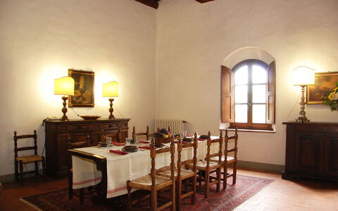 Malmantile: Habitación, Propiedad, Edificio, Mueble, Diseño De Interiores, Comedor, Mesa, Techo, Casa, Suelo